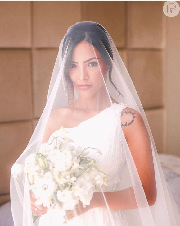 Gabi Luthai se casou pela primeira vez usando um véu de noiva enorme e transparente