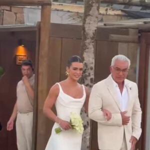Mari Saad usou um vestido branco feito sob medida pelo estilista Carlos Bacchi