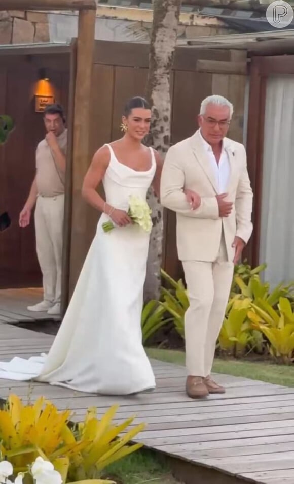 Mari Saad usou um vestido branco feito sob medida pelo estilista Carlos Bacchi