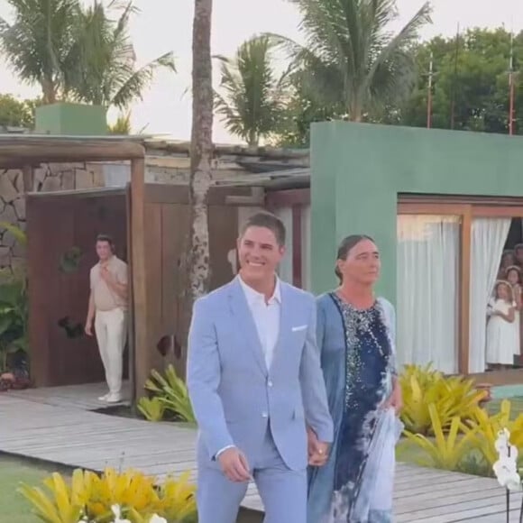 Rômulo Arantes Neto apostou em um terno azul com sapatos marrons