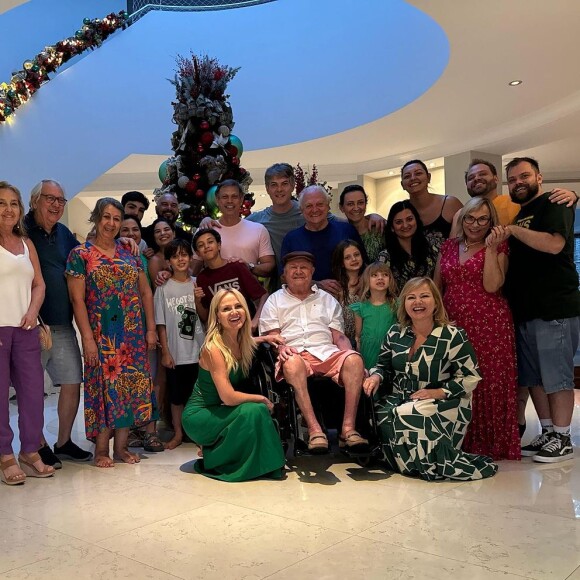 Eliana e o pai ao lado da família naquele que seria o último Natal dele, em 2023