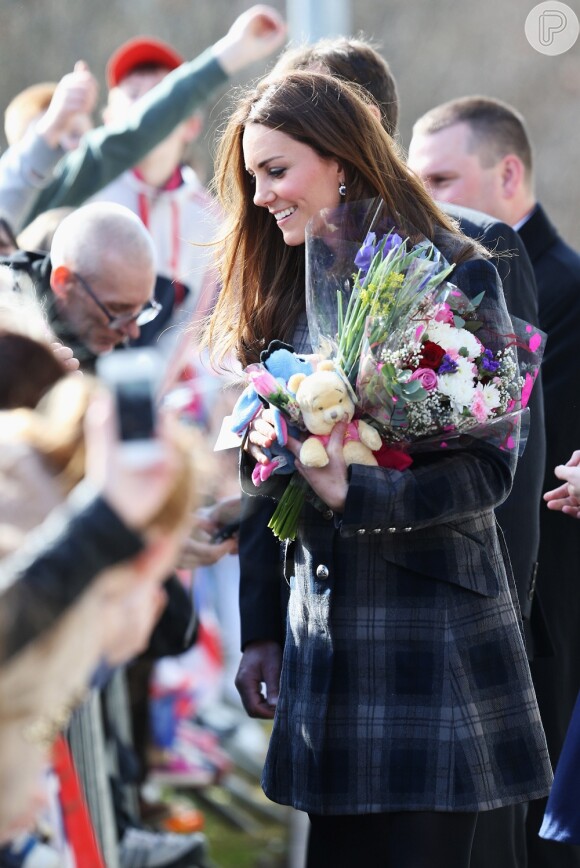 Kate Middleton recebe presentes de pessoas em sua passagem pela Escócia