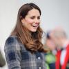 Kate Middleton esconde a barriguinha de seis meses em um casaco tartan, durante visita à Escócia, nesta quinta-feira, 4 de abril de 2013