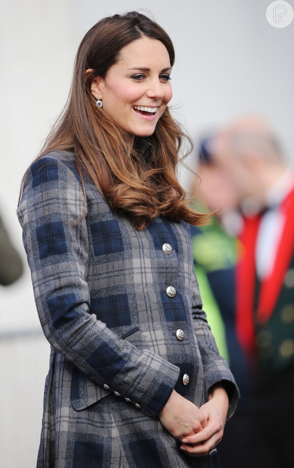 Kate Middleton esconde a barriguinha de seis meses em um casaco tartan, durante visita à Escócia, nesta quinta-feira, 4 de abril de 2013