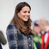 Kate Middleton esconde a barriguinha de seis meses de gravidez em passei pela Escócia