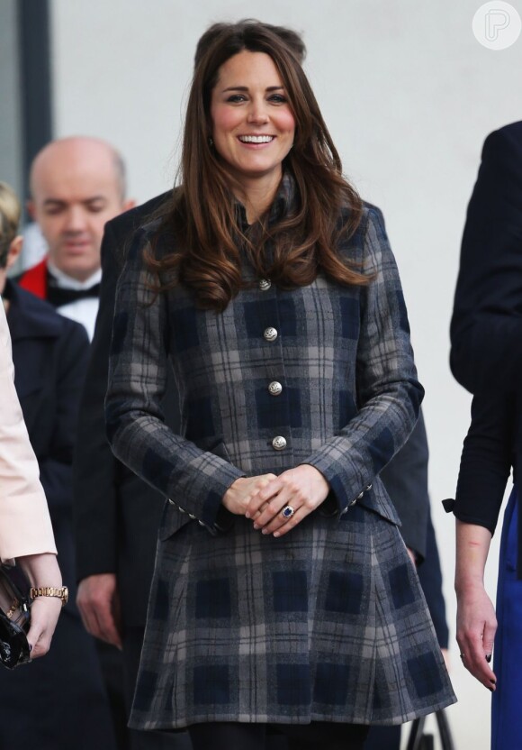 Kate Middleton usou um casaco tartan para esconder a barriga