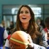 Em visita a um estádio, Kate Middleton arriscou alguns lances em uma cesta de basquete