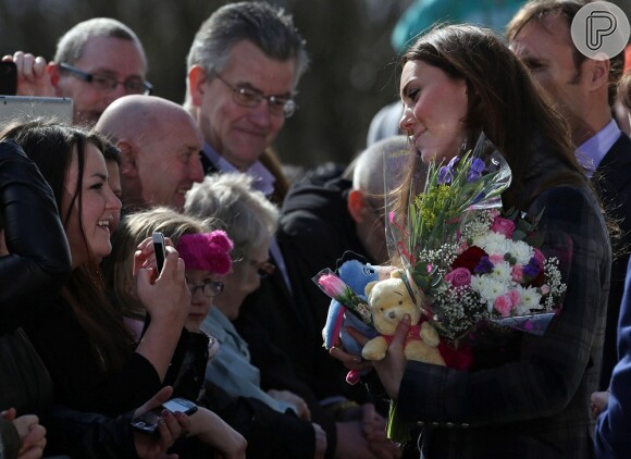 Kate Middleton conversa com súditos