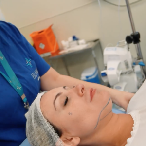 No vídeo, Andressa Urach também mostrou depoimentos dos médicos responsáveis pela operação