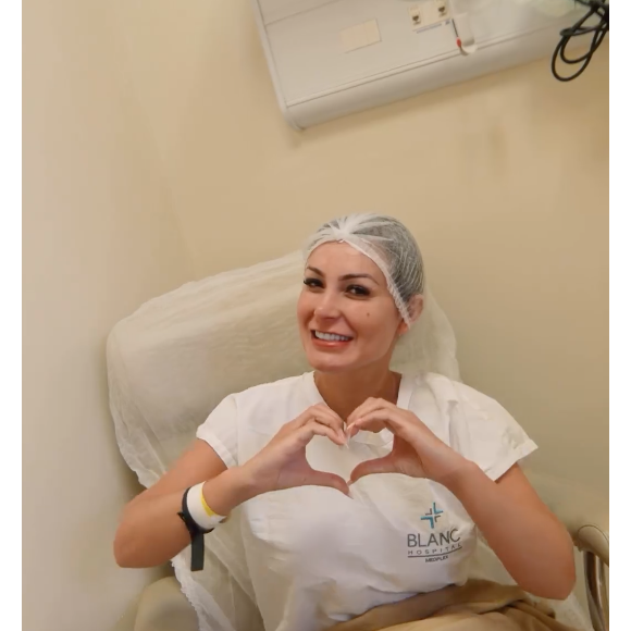 Além da retirada das costelas, Andressa Urach colocou silicone nos seios e fez lipo