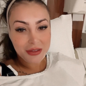 Andressa Urach apareceu inchada e com a cabeça enfaixada depois dos procedimentos