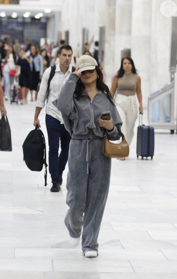 Juliette, de 34 anos, foi clicada disfarçada ao desembarcar no aeroporto Santos Dumont, no Rio de Janeiro, nesta quarta-feira (20)
