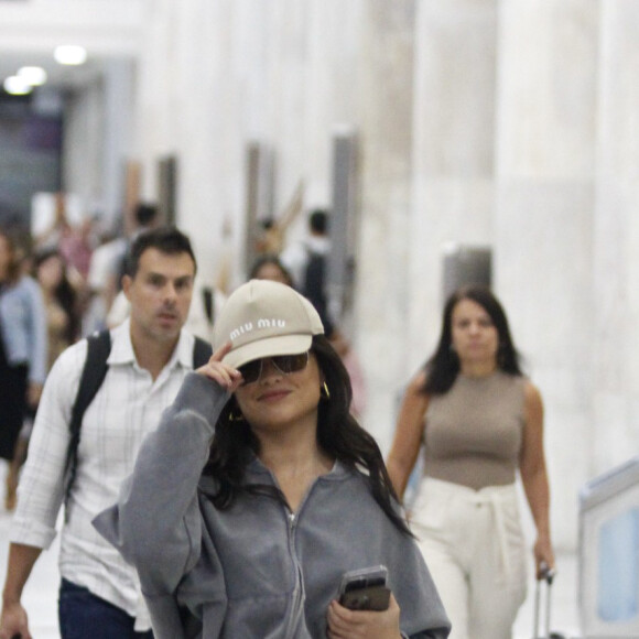 Juliette, de 34 anos, foi clicada disfarçada ao desembarcar no aeroporto Santos Dumont, no Rio de Janeiro, nesta quarta-feira (20)