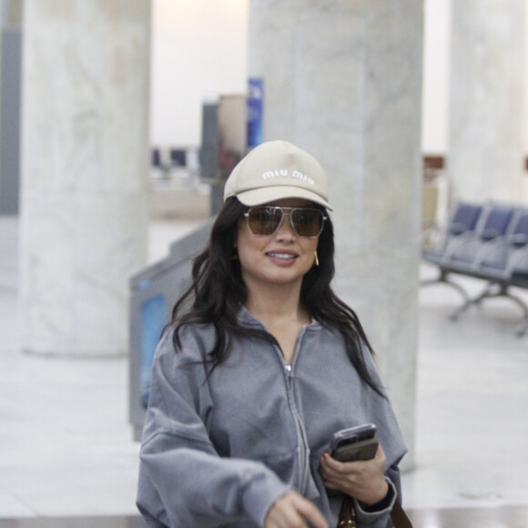 Juliette escolhe conjunto de moletom cinza para viajar 