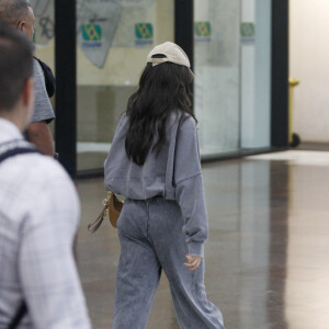 Juliette tenta se esconder, mas é flagrada com aerolook estiloso e boné Miu Miu de R$ 3 mil. Inspire-se!