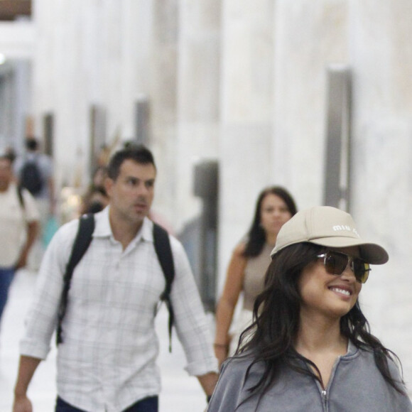 Juliette usa  acessório inspirado nos esportes, o boné é feito em sarja e decorado com o logotipo Miu Miu bordado.