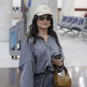 Juliette avista fotógrafos em aeroporto do Rio de Janeiro