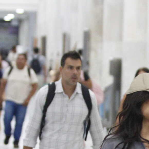 Juliette tenta se esconder, mas é flagrada com aerolook estiloso e boné Miu Miu de R$ 3 mil. Inspire-se!