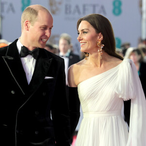 Kate Middleton e o príncipe William ficaram 'bastante chocados e genuinamente surpresos com os rumores selvagens' a respeito da saúde da princesa