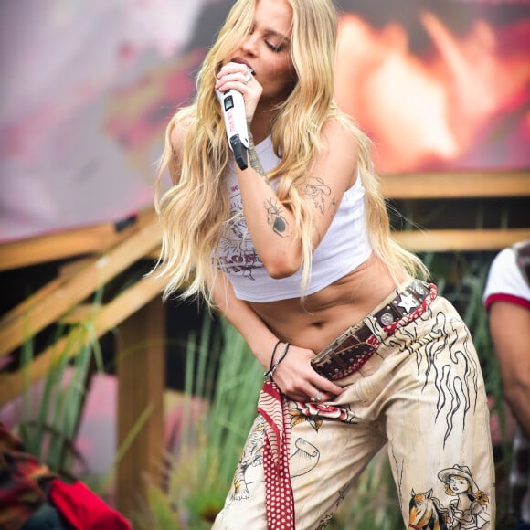 Luísa Sonza estreou no palco do Lollapalooza e não deixou o hit 'Chico' de fora do setlist. 