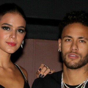 Bruna Marquezine e Neymar entraram para os assuntos mais comentados do X, antigo Twitter, após presença na festa de Anitta