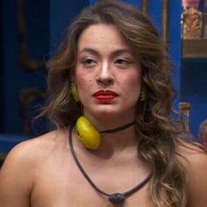 Beatriz ouviu uma 'bronca' de Tadeu Schmidt por usar sutiã de laranja no 'BBB 24'