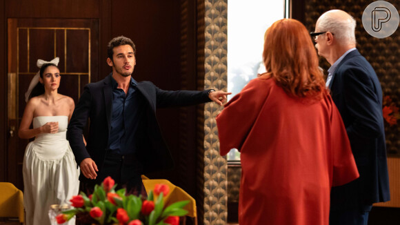 Em cenas decisivas de Elas por Elas, Giovanni (Filipe Bragança) interrompe traição de Cris (Valentina Herszage) com Marcos (Luan Argollo).