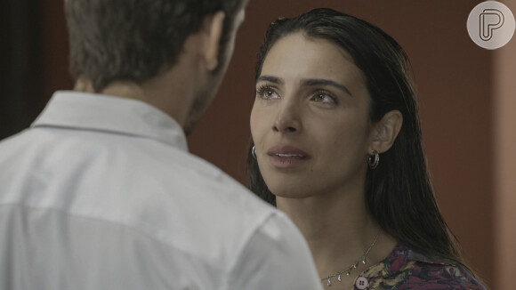 Giovanni (Filipe Bragança) se declara para Ísis (Rayssa Bratillieri) após se decepcionar com Cris (Valentina Herszage) na novela Elas por Elas