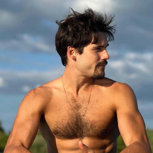 Nicolas Prattes foi comparado com o Ken e até mesmo com o 'Lula Molusco Harmonizado' depois de postar a foto