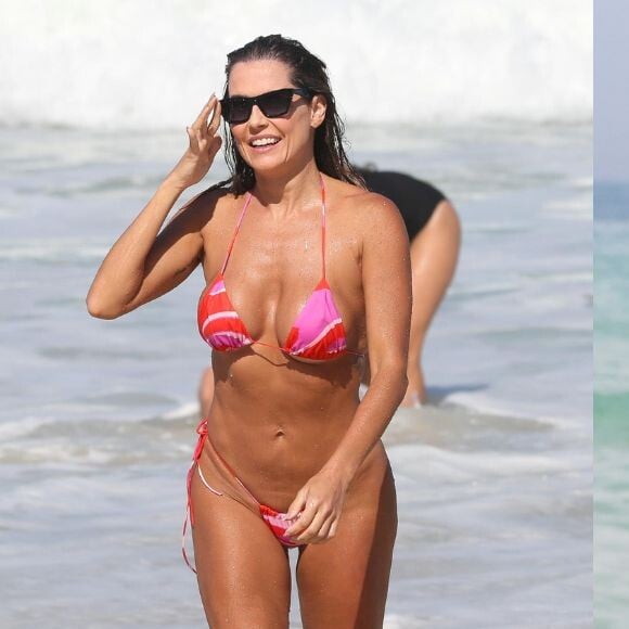 Deborah Secco solteira: atriz valoriza corpo em fotos de biquíni que vão te deixar babando!