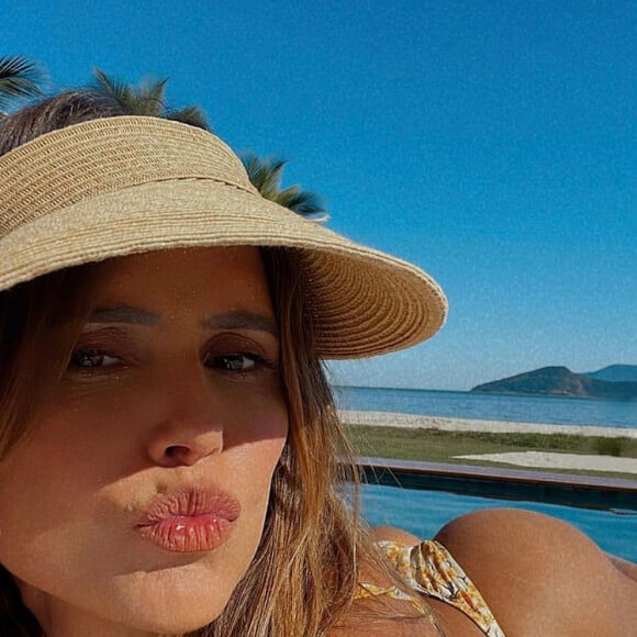 Deborah Secco adora mostrar seu corpo em fotos de frente e verso nas redes sociais