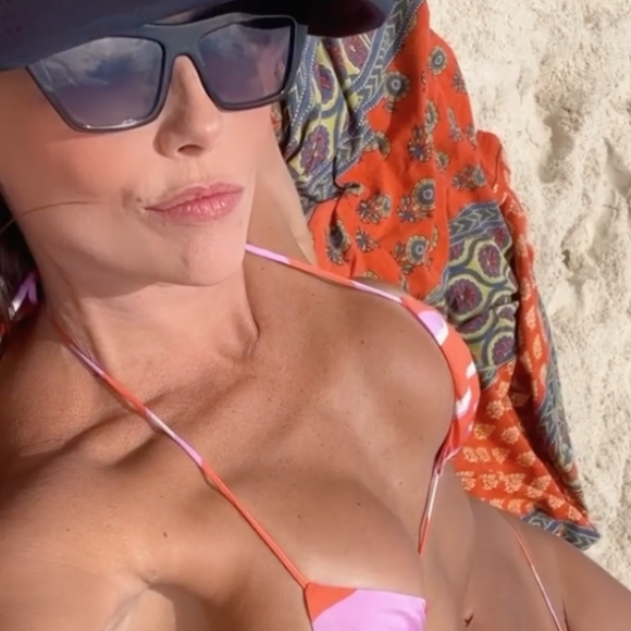 Deborah Secco, agora solteira, tem uma coleção de fotos de biquíni ousadas nas redes sociais