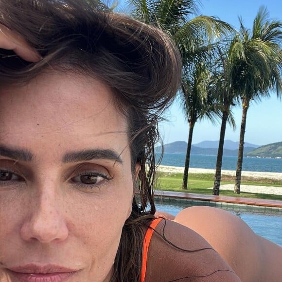 Bumbum de Deborah Secco, potencializado com um procedimento estético, também rouba a cena na web