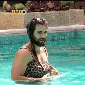 BBB 24: Davi, vestido com roupas de Isabelle, se atirou na piscina neste sábado, 6 de abril de 2024