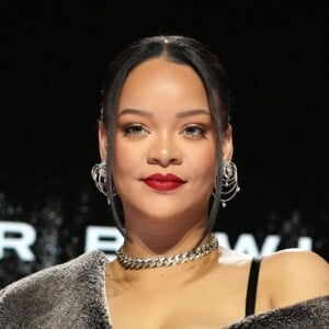 Rihanna encarna 'freira sexy' em ensaio de fotos e causa polêmica na web