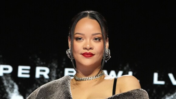 Sem sutiã, Rihanna quase mostra seios e esbanja ousadia ao encarnar 'freira sexy'; ensaio causa polêmica na web: 'Desrespeito'