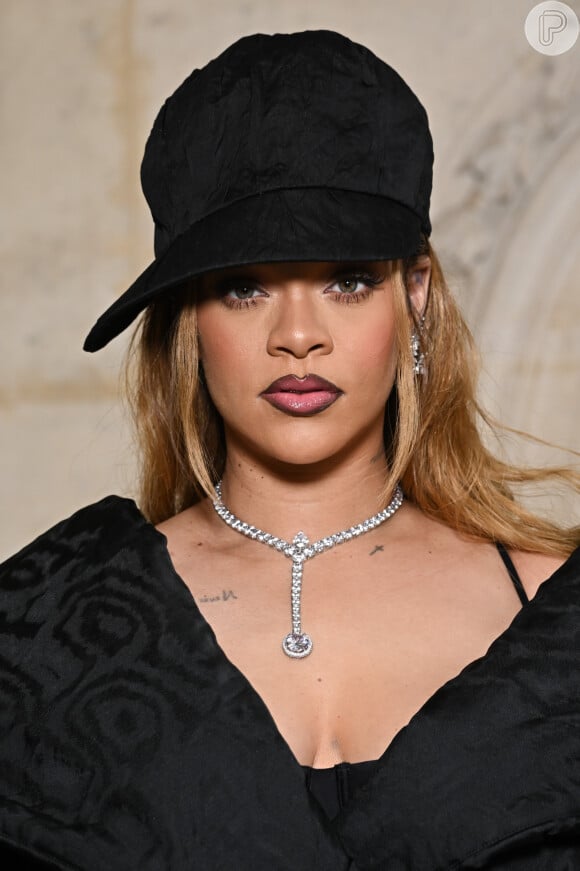Rihanna polemizou ao surgir fantasiada de 'freira sexy' em um ensaio fotográfico para a Interview Magazine