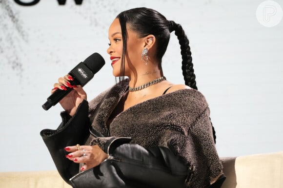 Com maquiagem evidente e muitas caras e bocas, Rihanna dispensou o sutiã para o ensaio de fotos