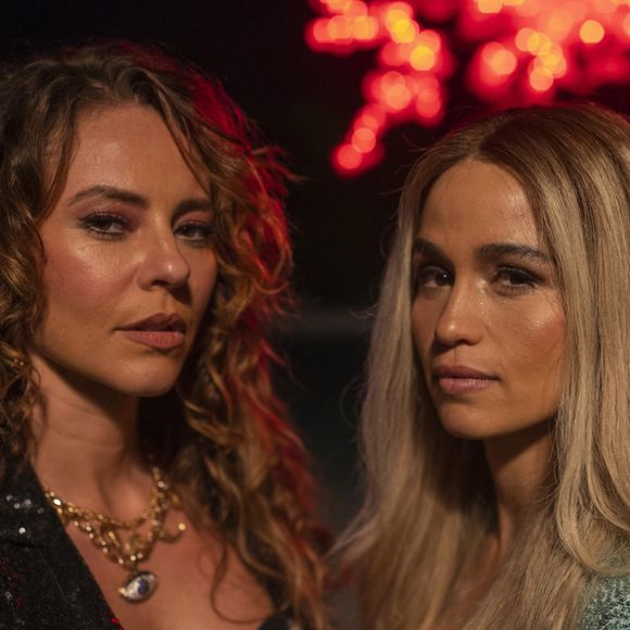 Namoradas na série Justiça 2, Nanda Costa comenta cena de sexo com Paolla Oliveira.