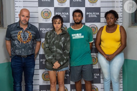 Balthazar (Juan Paiva), Geíza (Belize Pombal), Milena (Nanda Costa) e Jayme (Murilo Benício) sentados lado a lado. Todos presos na série Justiça 2