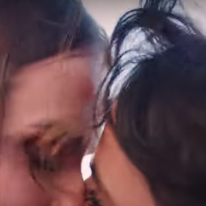 O quase beijo entre Deborah Secco e Maria Ribeiro causou muito nas redes sociais e dividiu opiniões