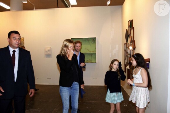 Kate Moss visita exposição na companhia da filhga, Lila Grace