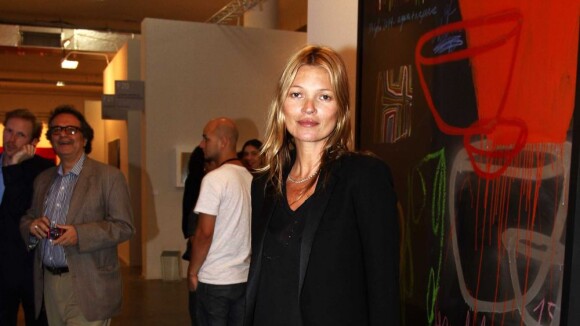 Kate Moss passeia com a filha na Feira de Artes da Bienal de São Paulo