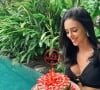 Bruna Biancardi compartilhou fotos em suas redes sociais segurando um bolo de aniversário com um look preto todo recortado