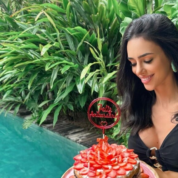 Bruna Biancardi compartilhou fotos em suas redes sociais segurando um bolo de aniversário com um look preto todo recortado