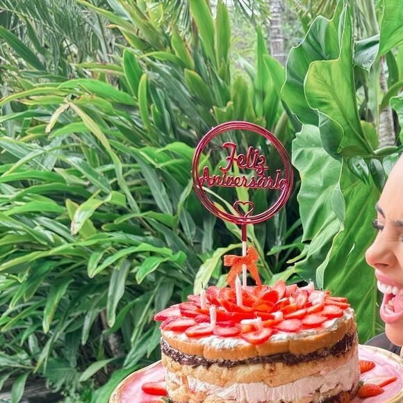 Bruna Biancardi, em fotos espontâneas com o bolo, deixou barriga à mostra no look