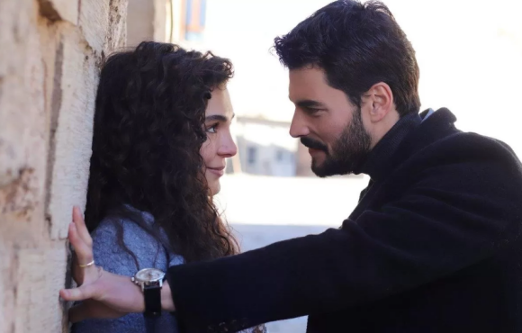 Miran Aslanbey (Akın Akınözü) e Reyyan Şadoğlu (Ebru Şahin) são dois jovens que se casam. Ele, que queria vingança, se apaixona por ela