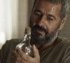 Marcos Palmeira, o Zé Inocêncio, controla o cramulhão na garrafa na novela Renascer. O diabinho aparecerá na morte de Venâncio (Rodrigo Simas)