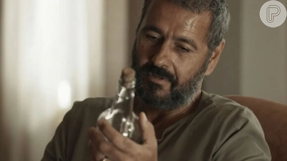 Marcos Palmeira, o Zé Inocêncio, controla o cramulhão na garrafa na novela Renascer. O diabinho aparecerá na morte de Venâncio (Rodrigo Simas)
