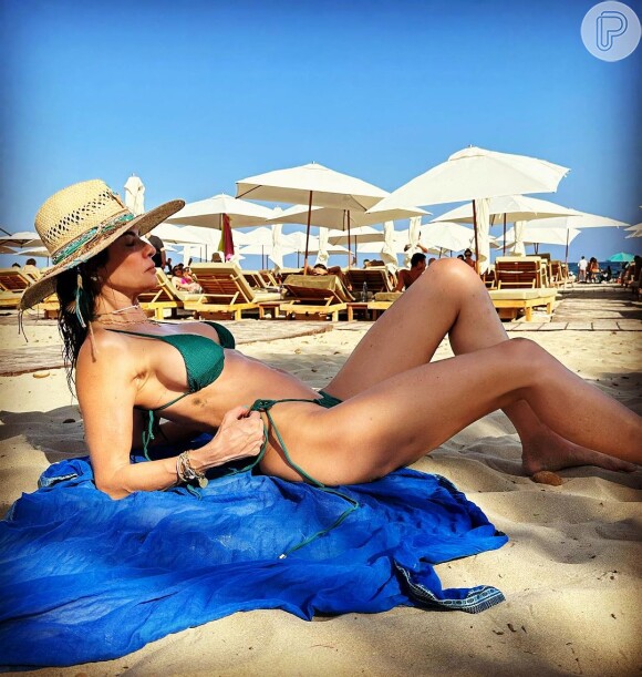 Luciana Gimenez não esconde seu corpo em fotos de biquíni nas redes sociais